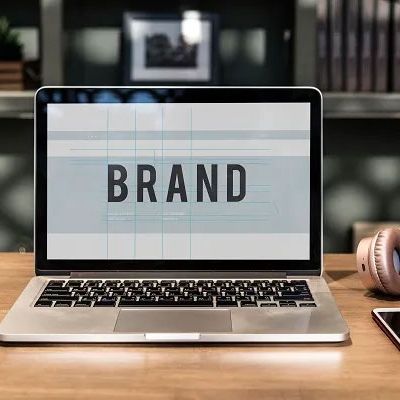 Laptop mit Brand auf dem Bildschirm.