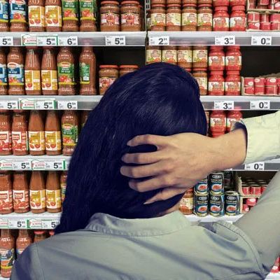 Conjoint Analyse Frau vor Supermarktregal