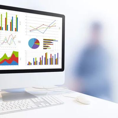 Auf einem Bildschirm sind verschiedene Dashboards geöffnet.