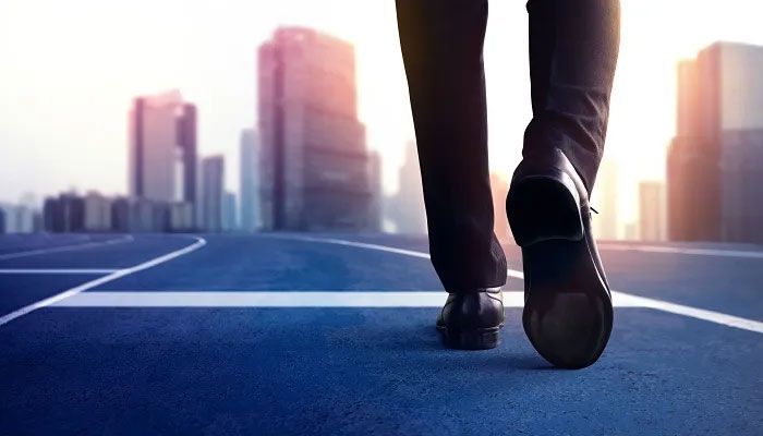 Geschäftsmann läuft Richtung Stadt, Employee Journey