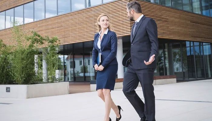 Geschäftsmann geht mit einer Kollegin