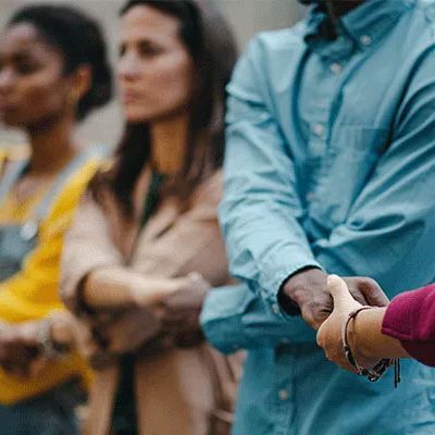 Gleichstellung und Chancengleichheit - Menschen halten sich an den Händen