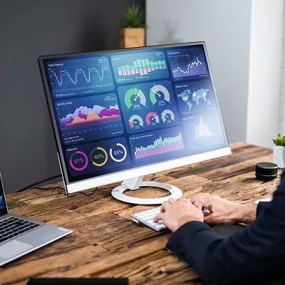 Ein Mann sitzt am PC und hat die KPIs Premium Dashboard offen.