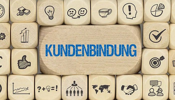 Auf einem Würfel steht Kundenbindungsmaßnahmen.