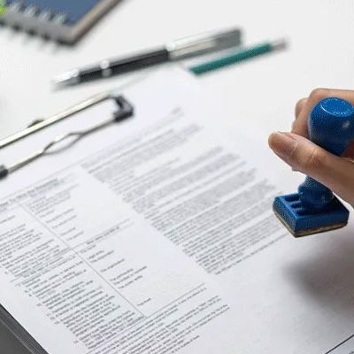 Mitarbeitendenbefragung Behörde: Eine Frau macht einen Stempel auf die Befragungen.