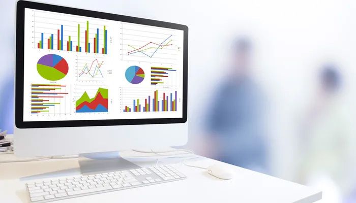 Auf einem Bildschirm sind verschiedene Dashboards geöffnet.