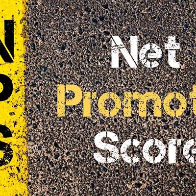 Auf der Straße steht NPS (Net Promoter Score) geschrieben.