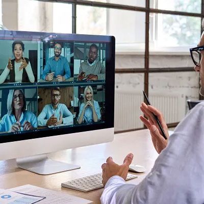 Ein Mann sitzt vor einem Call mit anderen für die Onlilne-Marktforschung.