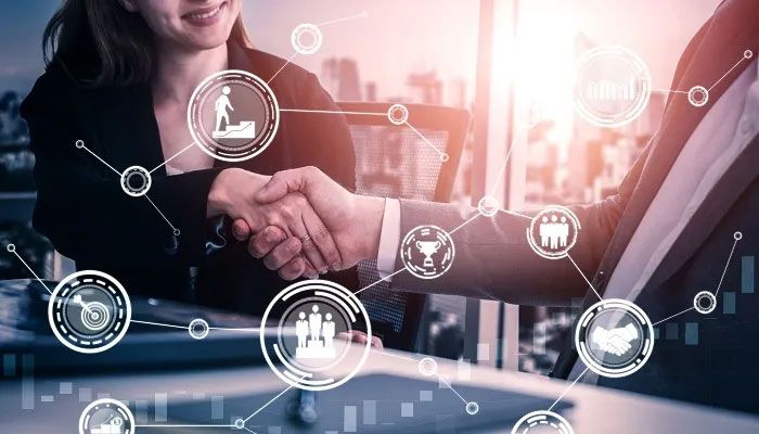 Handschlag zwischen Geschäftsmann und Kundschaft.