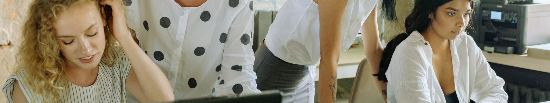 Weibliche Mitarbeitende diskutieren die Ergebnisse einer Mitarbeiterbefragung ihrer Behörde