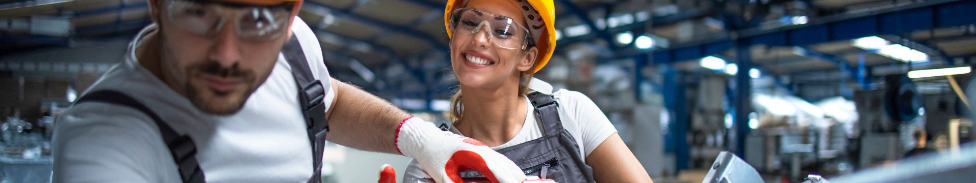 Zwei Industrie Mitarbeitenden schweißen an einem Projekt