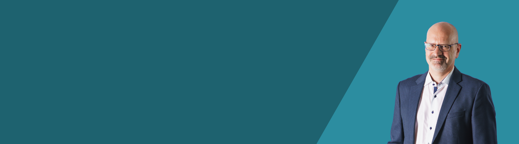 Ein Mann lädt zur Teilnahme an der RogAcademy ein.