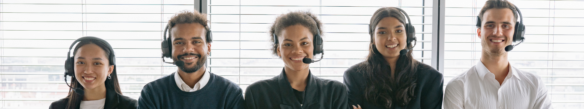 Mitarbeitende mit Headset analysieren die Ergebnisse einer Kundenzufriedenheitsbefragung