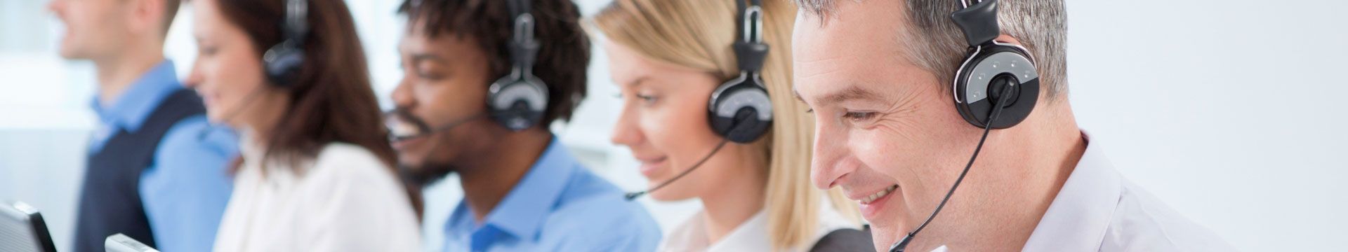 Das Foto zeigt fünf Personen, die ein Headset auf dem Kopf tragen.