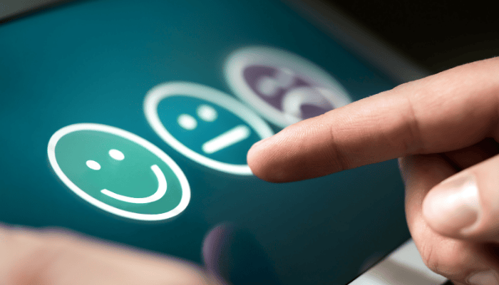 Ein befragter Mitarbeiter gibt in einer digitalen Umfrage seine ehrliche Meinung ab.