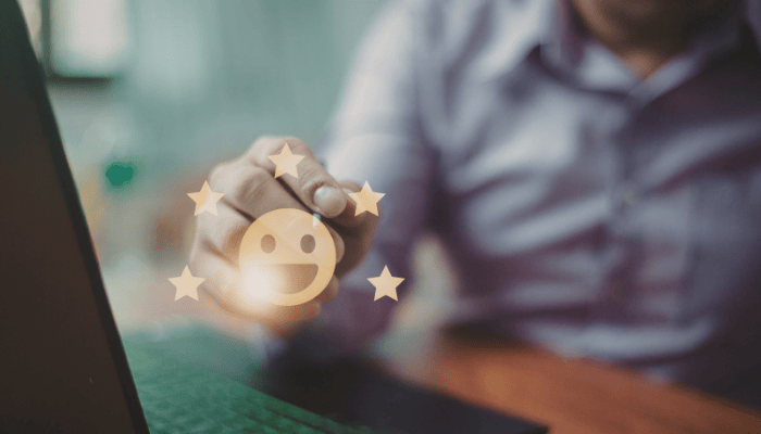 Ein animierter Smiley mit fünf Sternen wird von einem Mitarbeiter angeklickt, um Feedback zu geben.