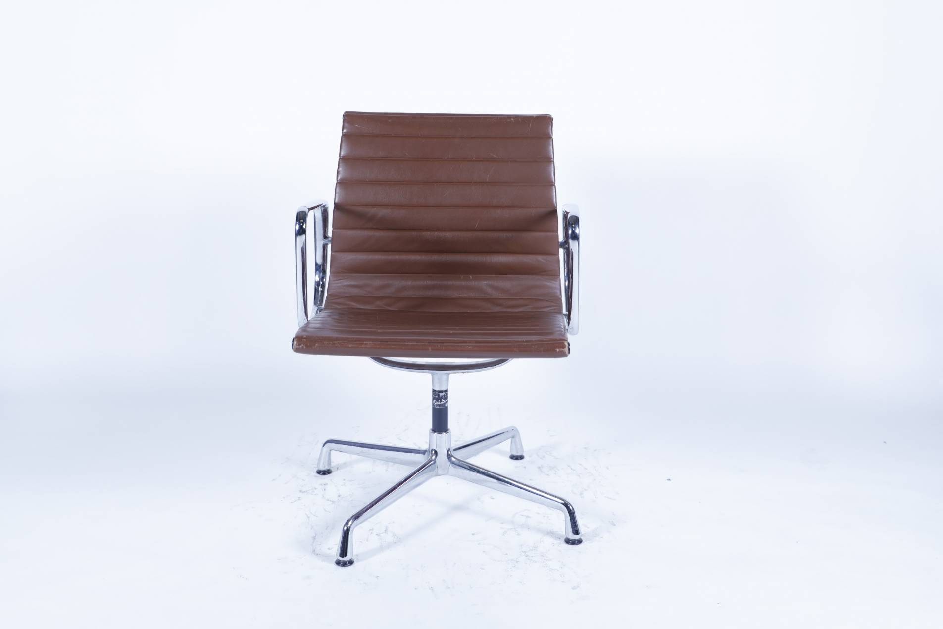 Vitra Alu Chair EA108 Leder cognac › SELLAMENSA. - Ihr Büromöbelspezialist