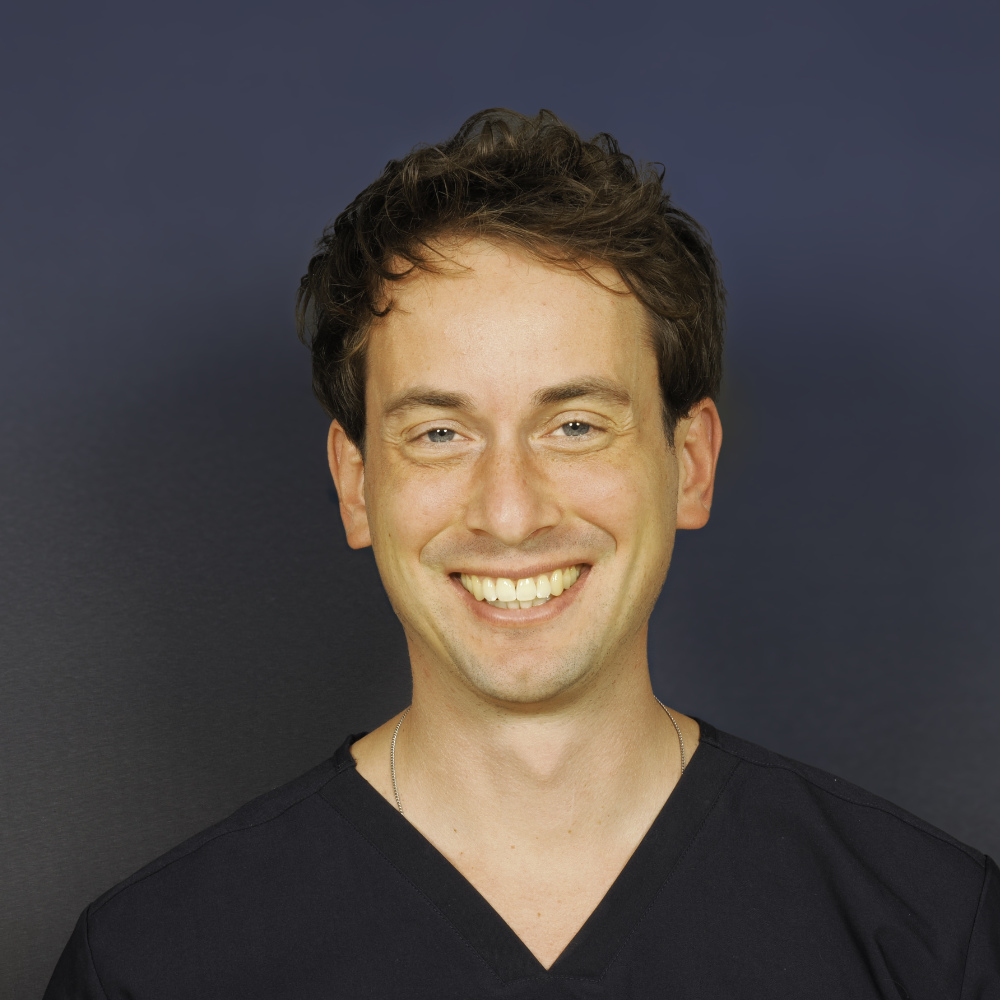 Portraitfoto von Dr. Jacob Brügel – Facharzt für Hals-Nasen-Ohren-Heilkunde und Experte für ästhetische Nasenkorrekturen in Nürnberg