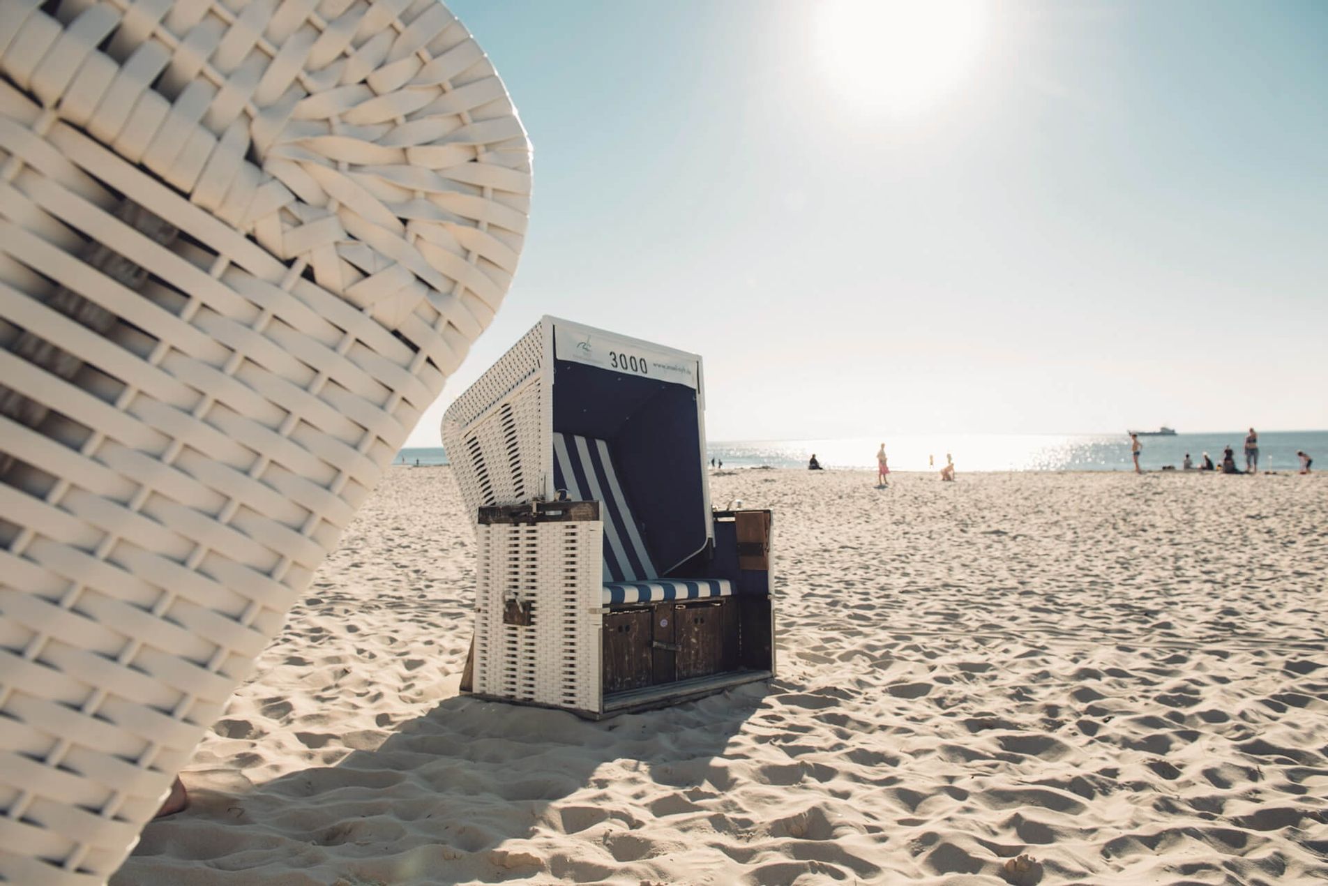 Strandkorb steht im Sonnenlicht am Weststrand von Sylt