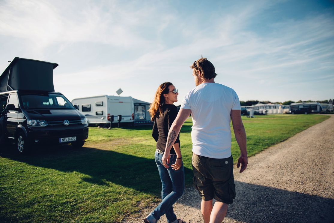 Paar neben einem Campingbus