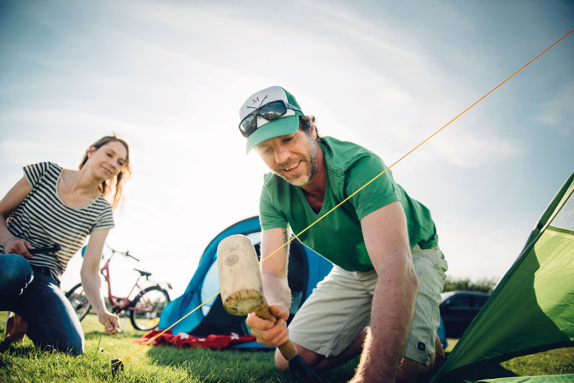 Paar beim Zeltaufbau