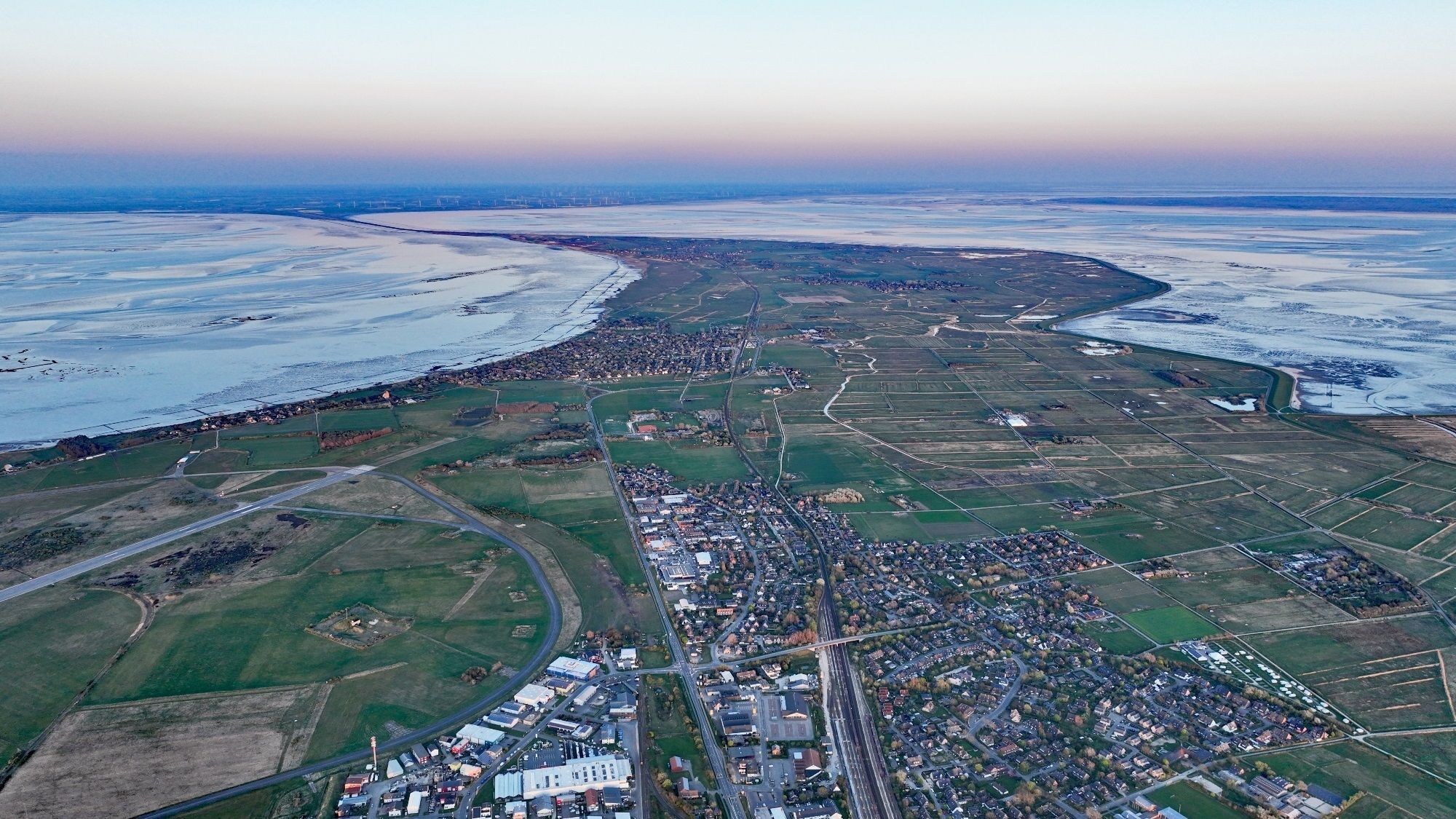 Drohnenaufnahme von Westerland in Richtung des Bahndamms durch das Wattenmeer