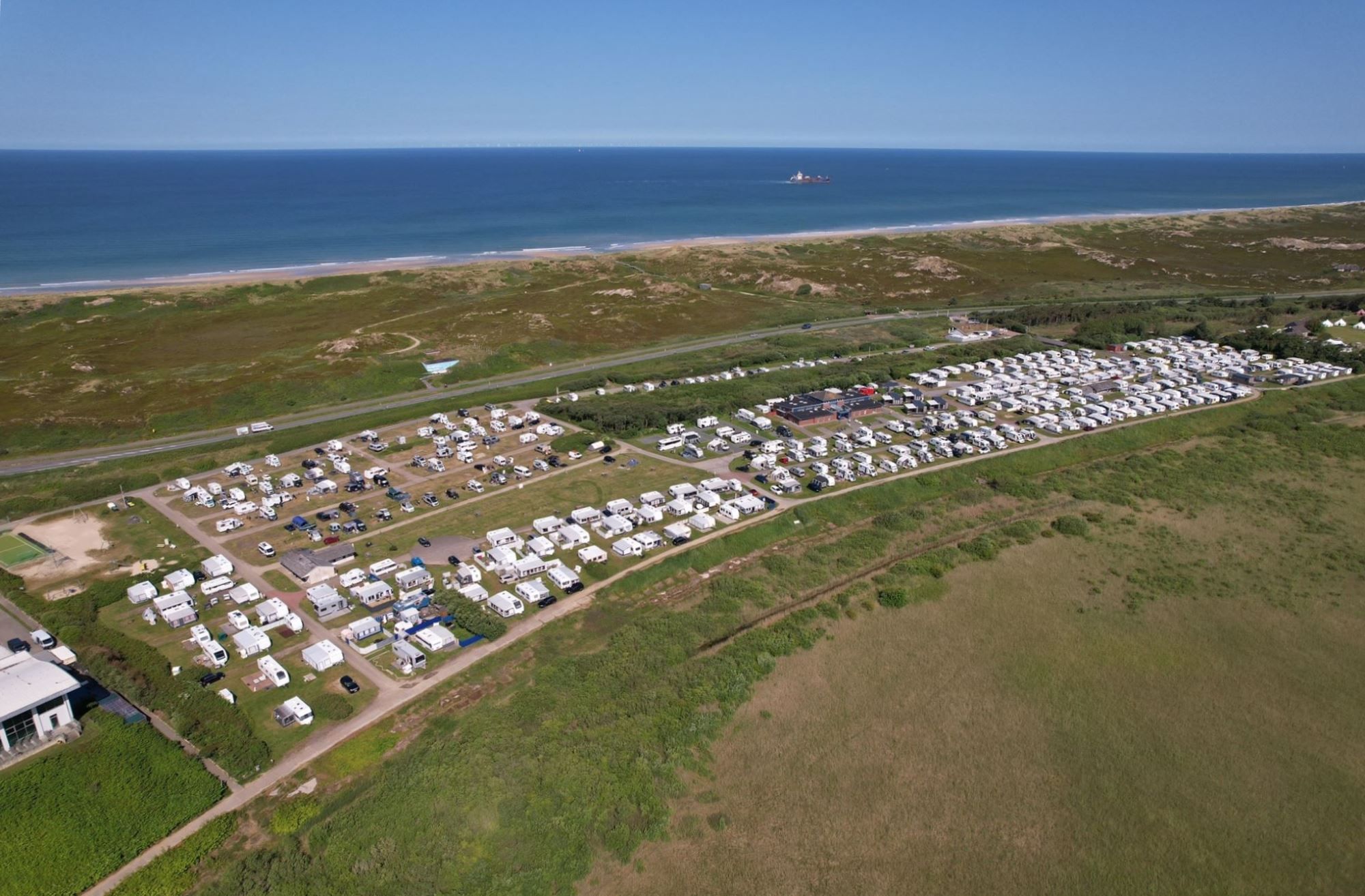Luftaufnahme des Campingplatzes Rantum mit der Nordsee im Hintergrund