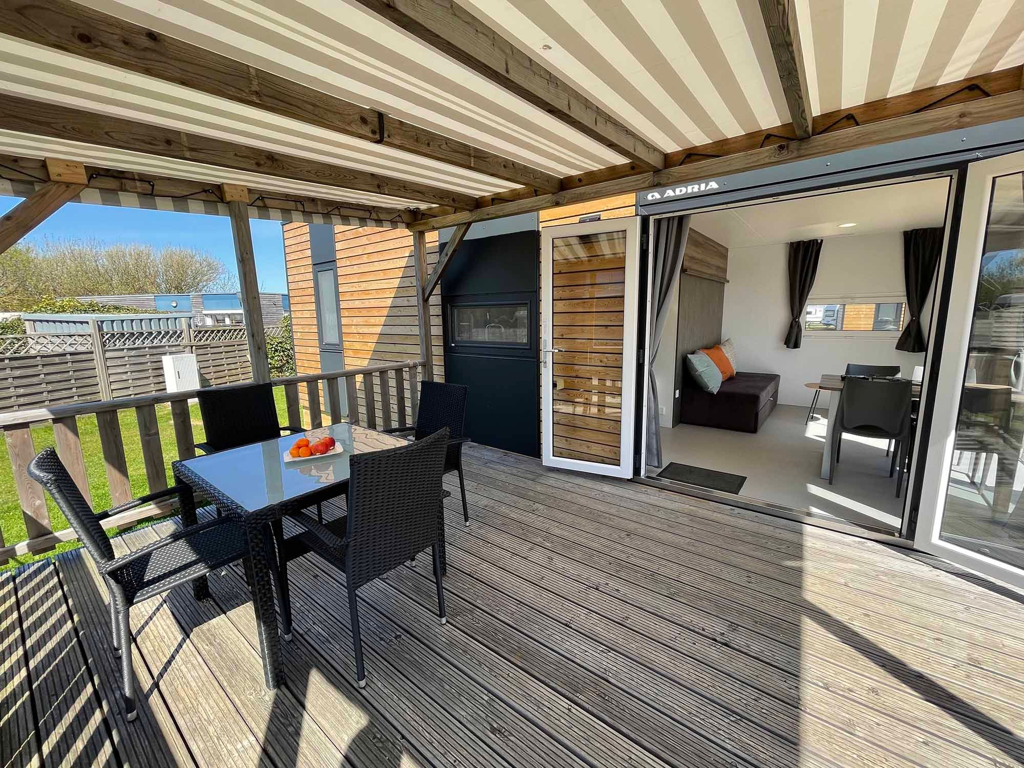 Terrasse des großen Mobilheims auf dem Campingplatz Rantum