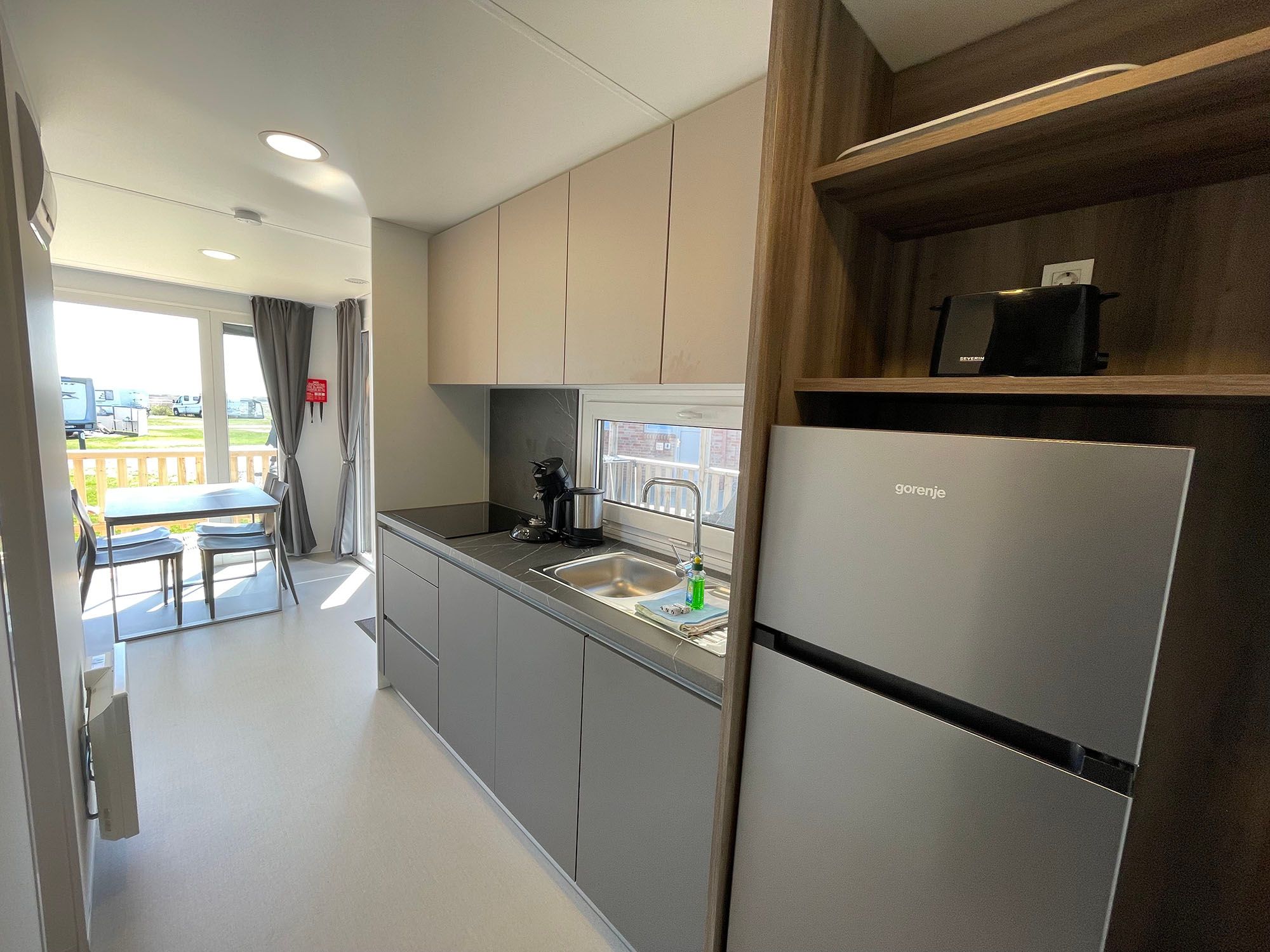 Küche im großen Mobilheim auf dem Campingplatz Rantum