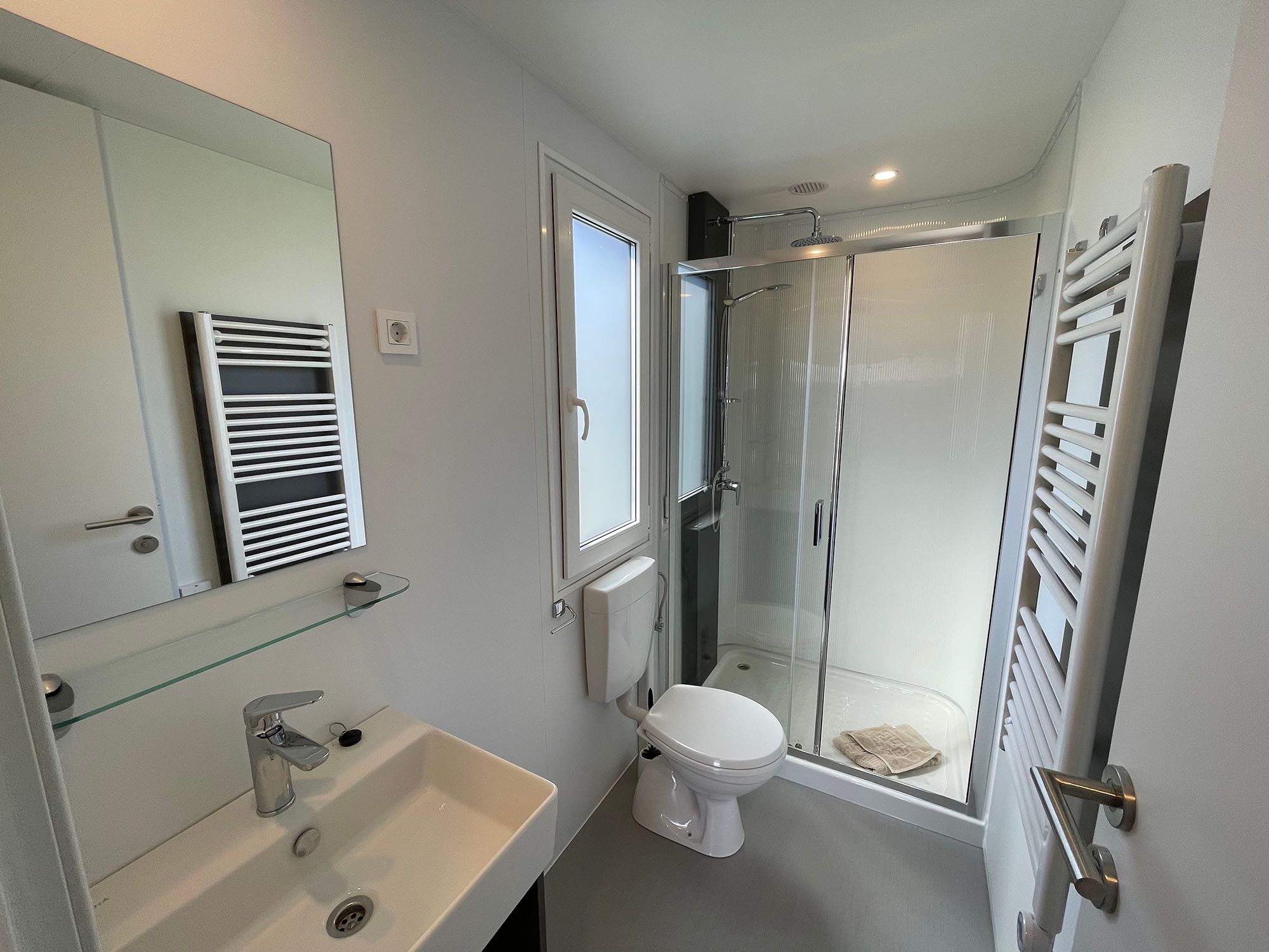 Badezimmer im großen Mobilheim auf dem Campingplatz Rantum
