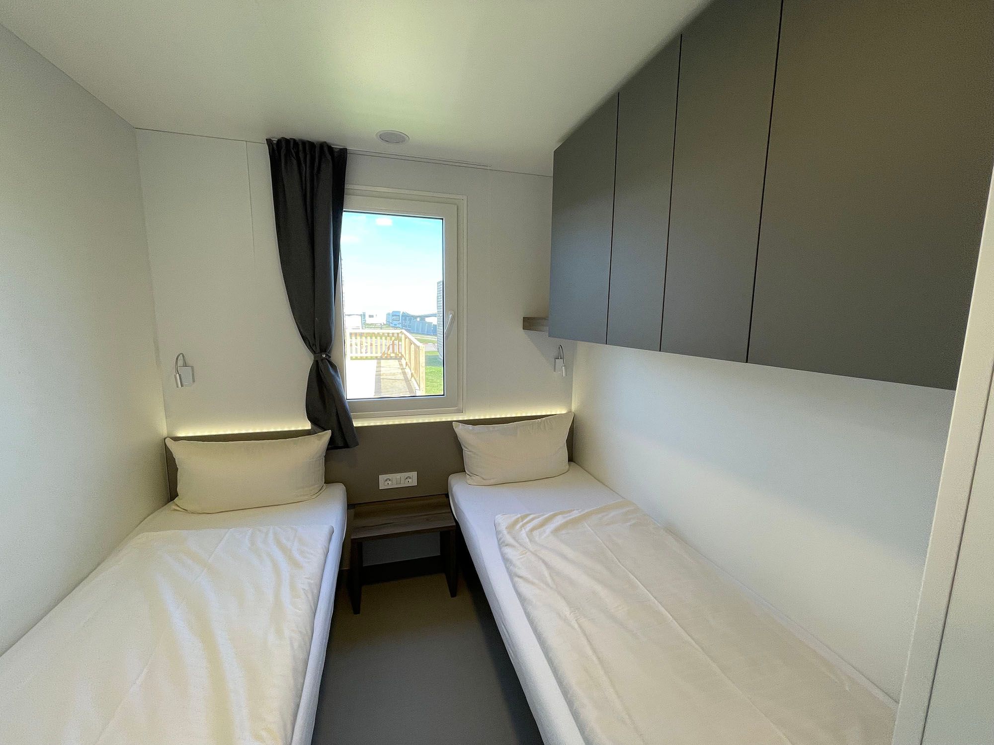 Schlafzimmer im großen Mobilheim auf dem Campingplatz Rantum