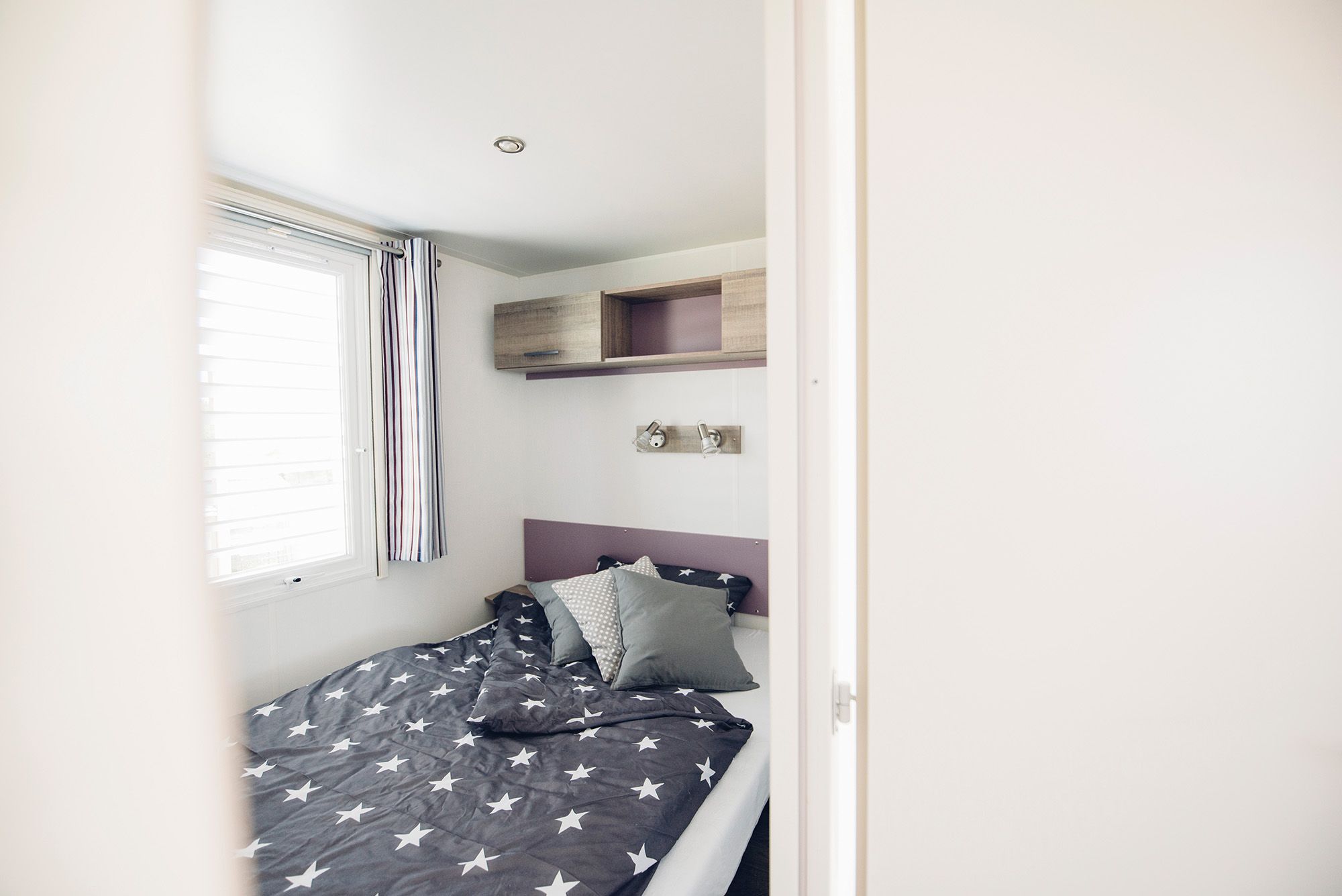 Schlafzimmer im kleinen Mobilheim auf dem Campingplatz Rantum