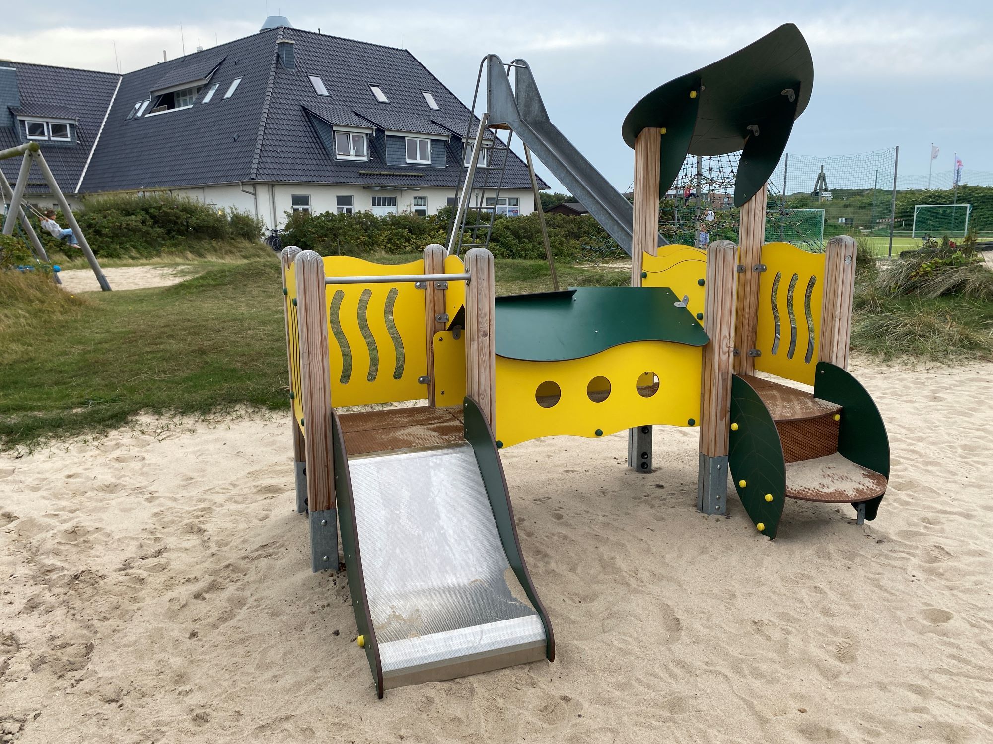KLeinkinderspielgerät auf dem Spielplatz des Campingplatzes Rantum mit Rutsche und Treppe