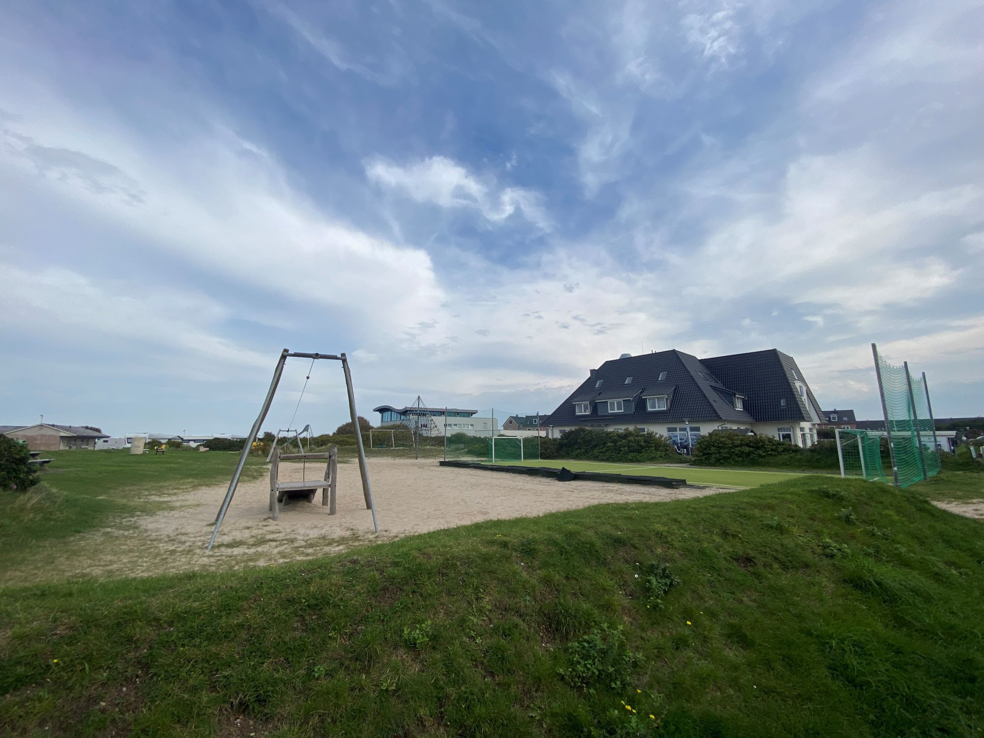 Seilbahn und Ballspielplatz auf dem Campingplatz Rantum - im Hintergund das TUI Blue Hotel