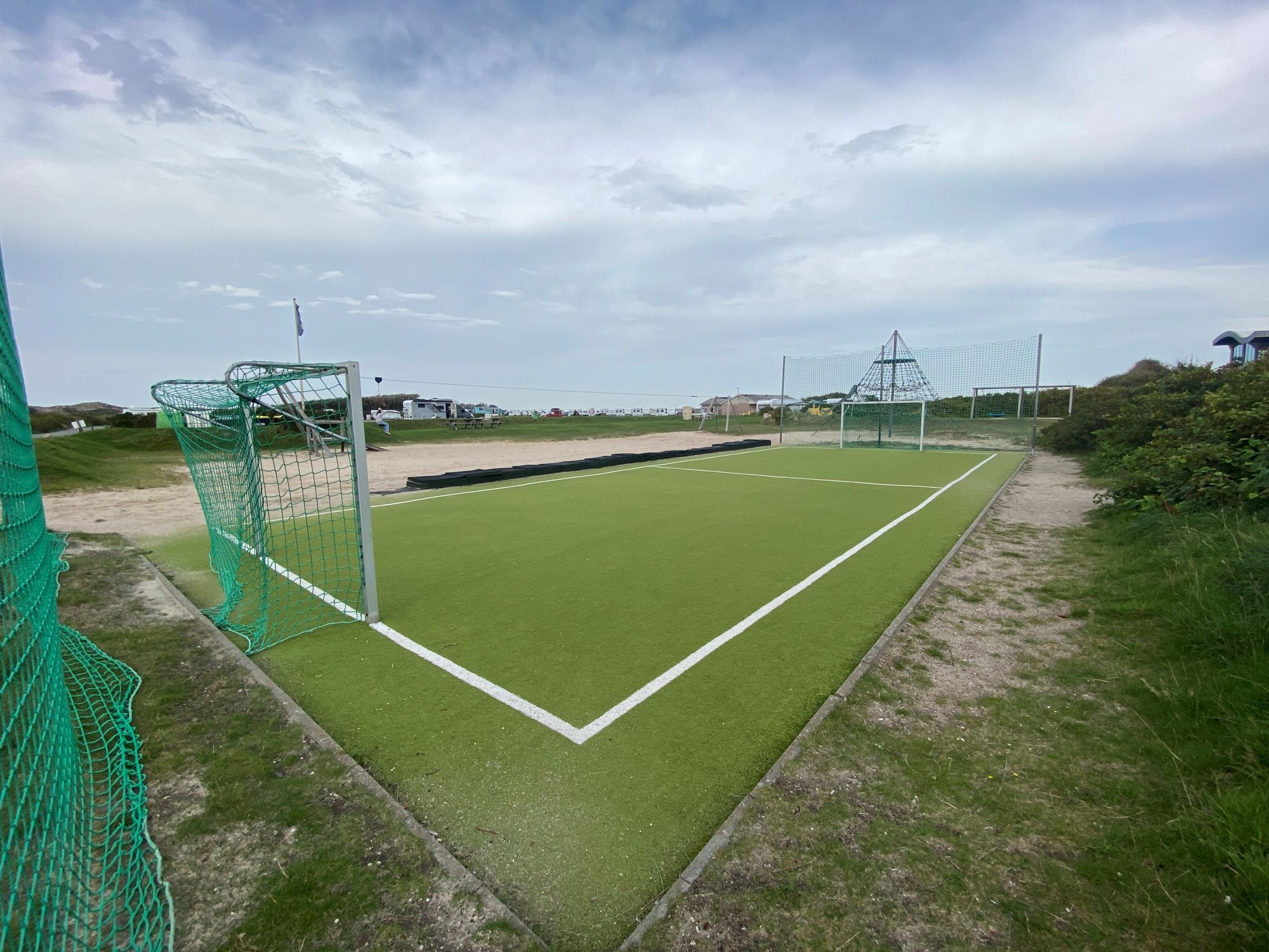 Fußballplatz mit Gummimatten auf dem Campingplatz Rantum