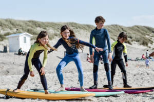 Kinder haben einen Wellenreitenkurs am Sylter Strand