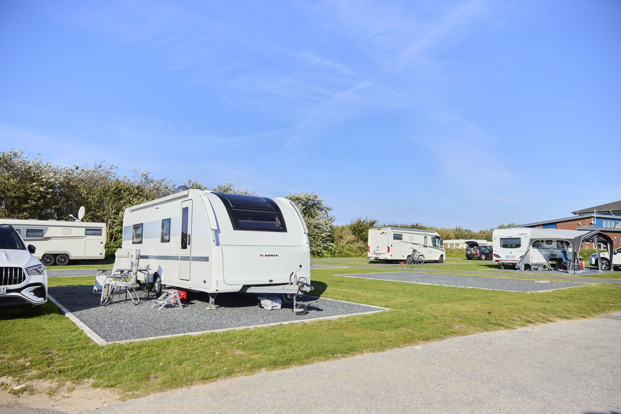 Wohnwagen auf Stellplätzen auf dem Campingplatz Rantum