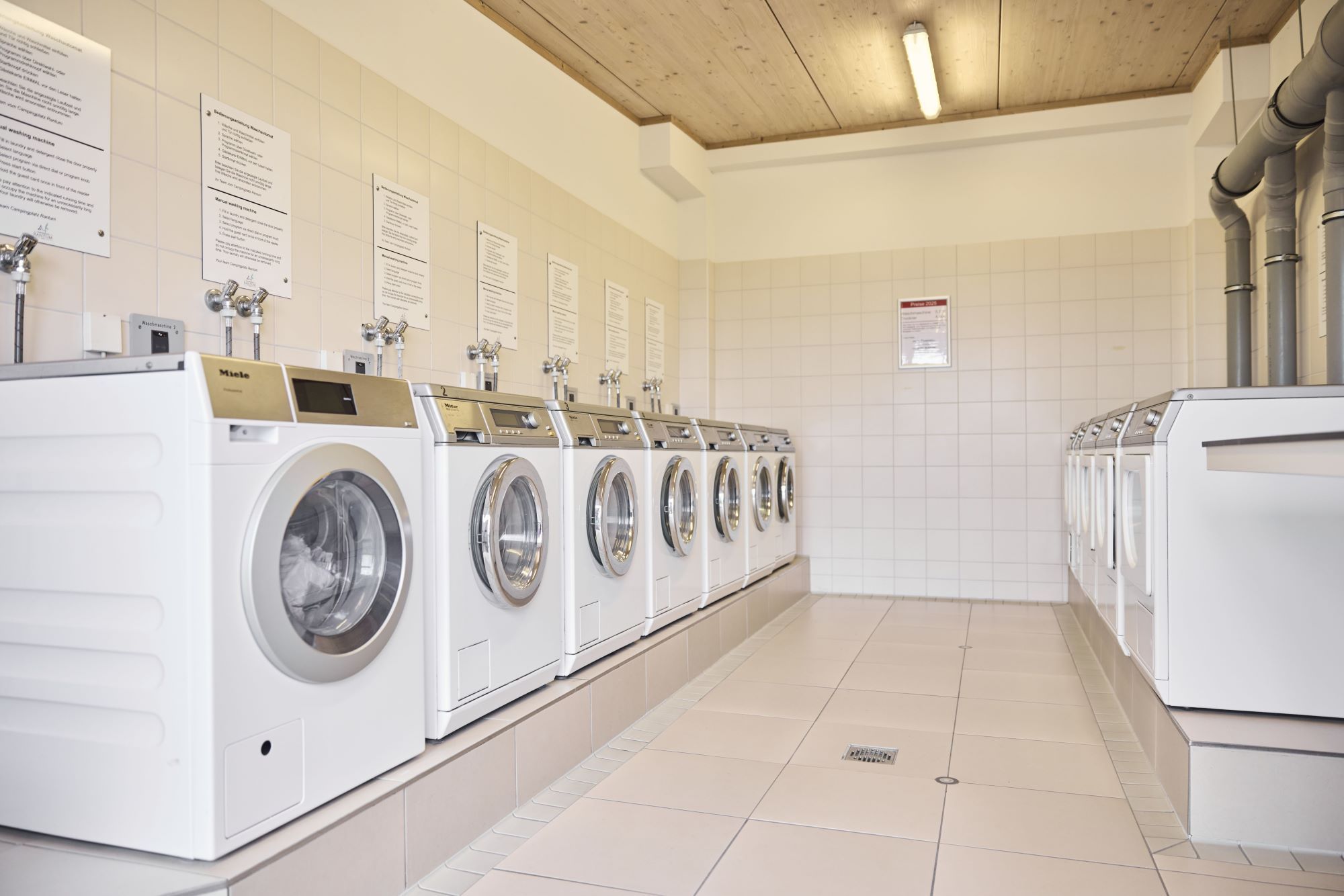 Waschraum mit Waschmaschinen und Trocknern auf dem Campingplatz Rantum