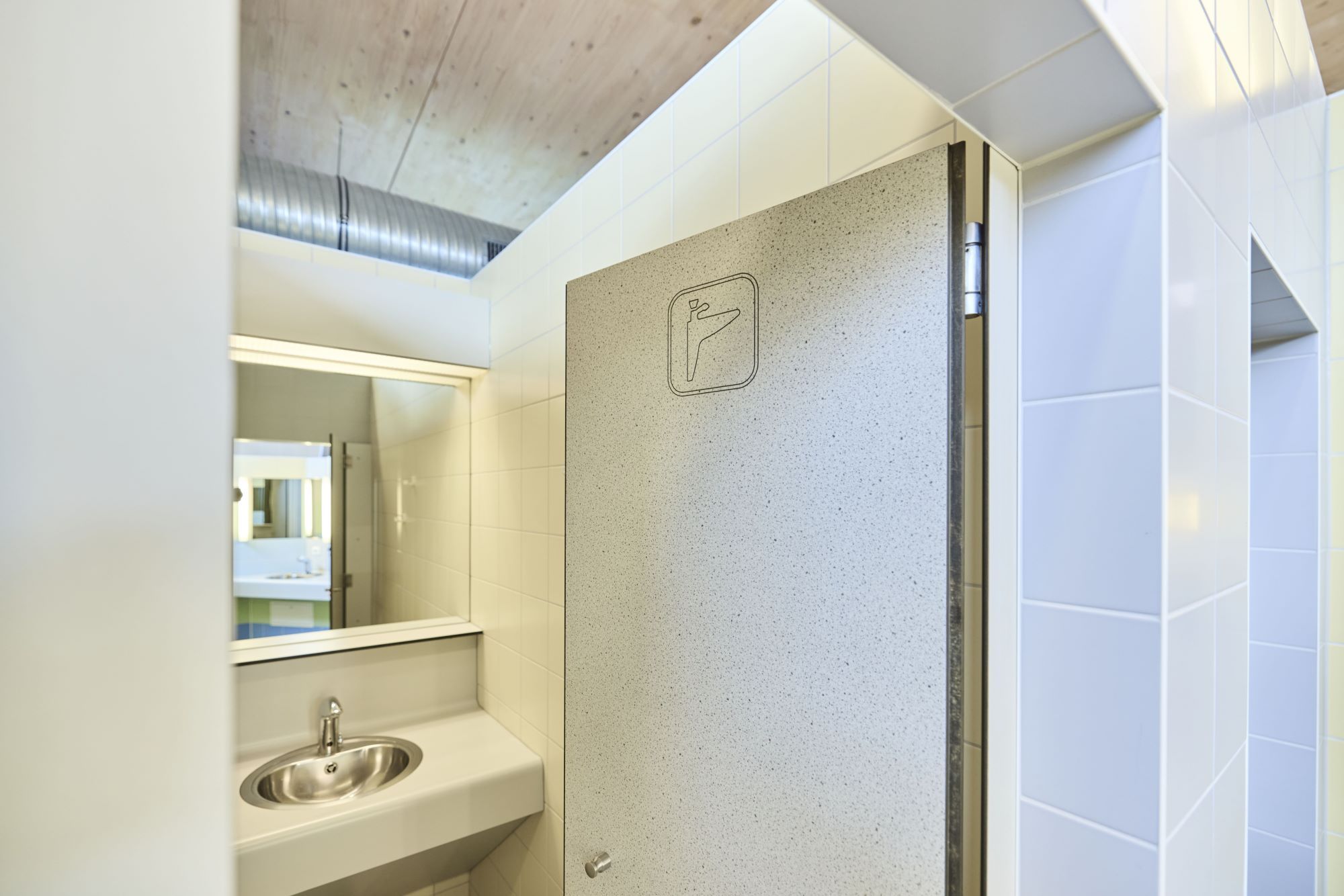 Waschbecken im Sanitärgebäude auf dem Campingplatz Rantum