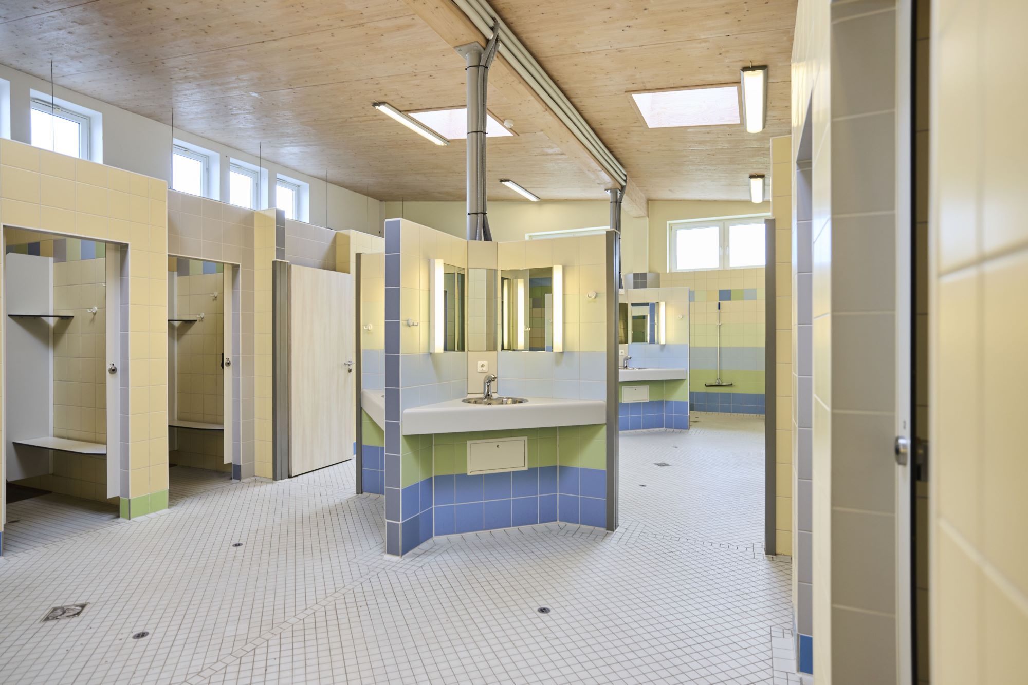 Waschplätze im Sanitärgebäude auf dem CAmpingplatz Rantum