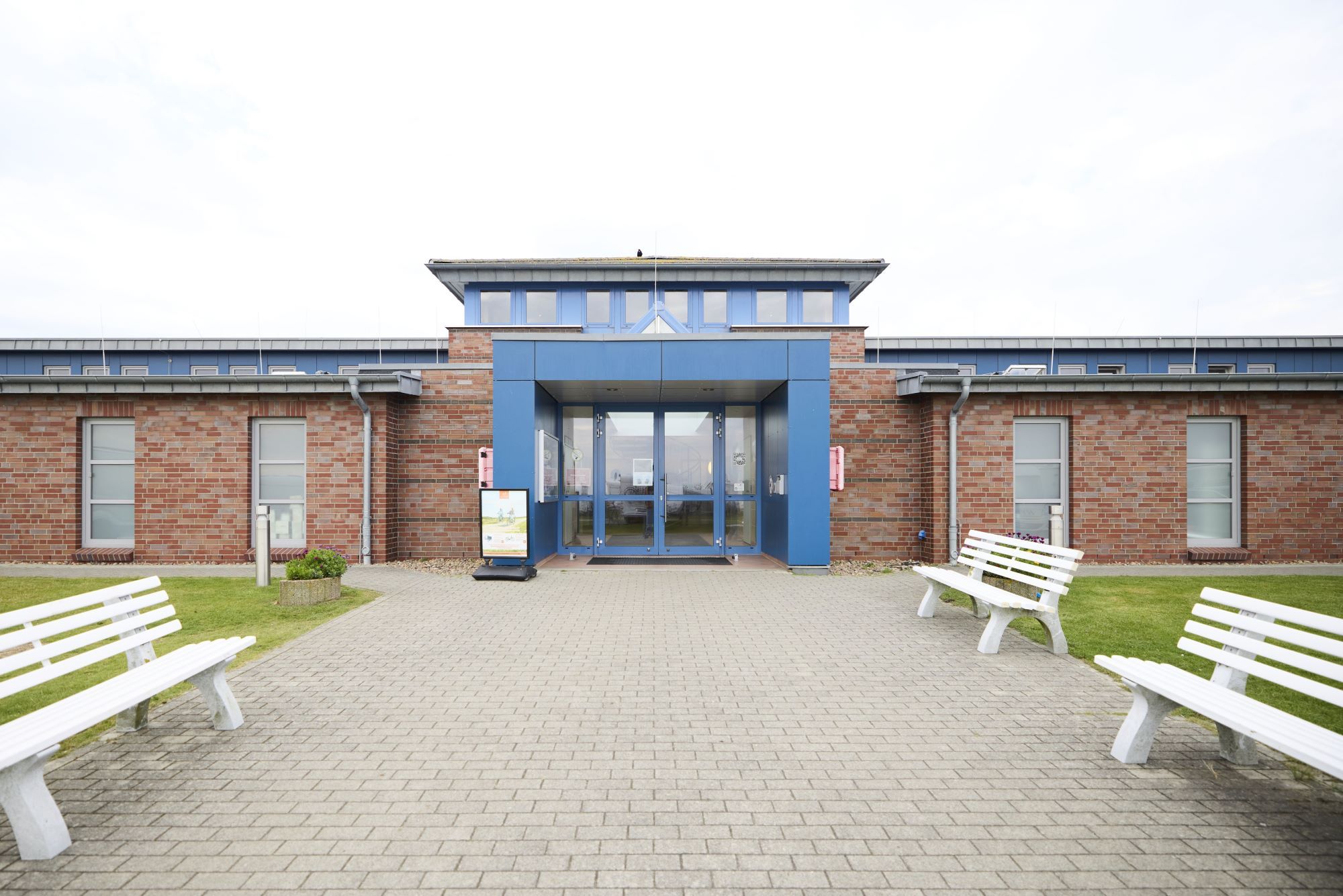 Eingang zum großen Sanitärgebäude auf dem Campingplatz Rantum