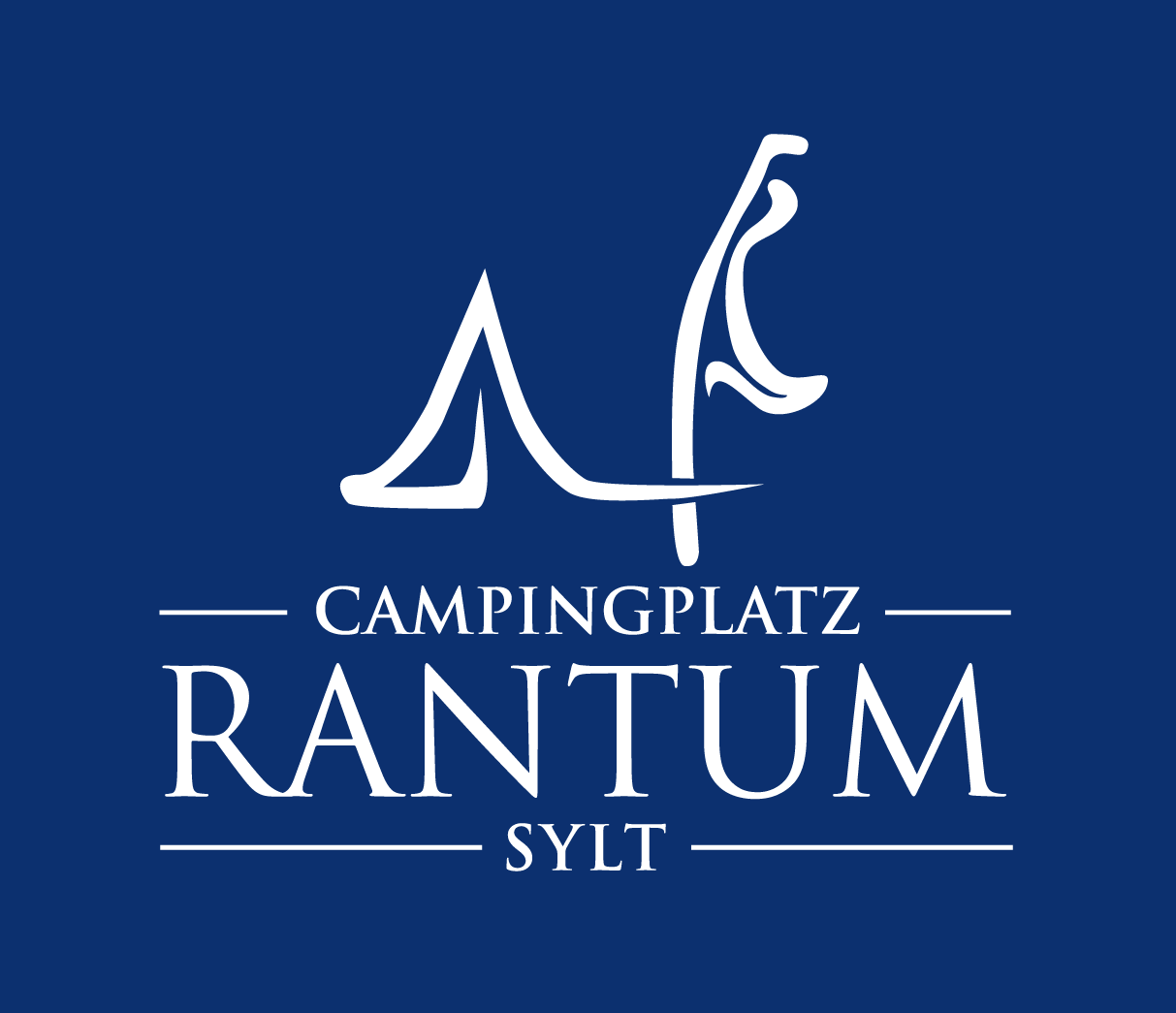 Logo des Campingplatzes Rantum zeigt ein angedeutetes Zelt neben der Sylt-Silhouette und den Schriftzug in Serifenschrift auf blauem Grund