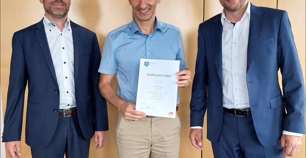 Bürgermeister Arman Aigner erhält Dank für 25 Jahre im öffentlichen Dienst