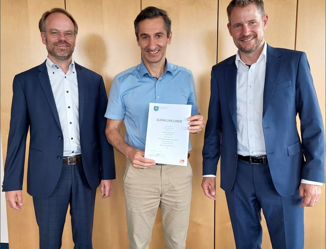 Bürgermeister Arman Aigner erhält Dank für 25 Jahre im öffentlichen Dienst