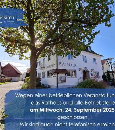 Ansichtsbild Rathaus mit Beschriftung "Geschlossen am 24.09.2025"
