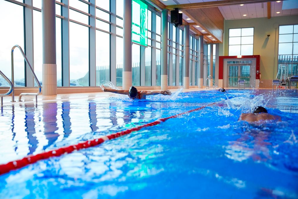 Schmetterlingsschwimmen im Sportbecken der Sylter Welle