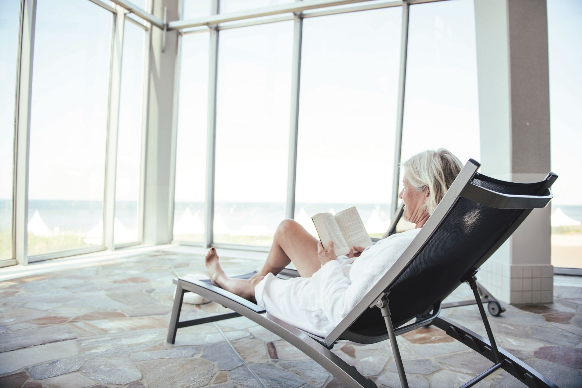 Liegebereich in der Badelandschaft der Sylter Welle mit Blick auf die Nordsee