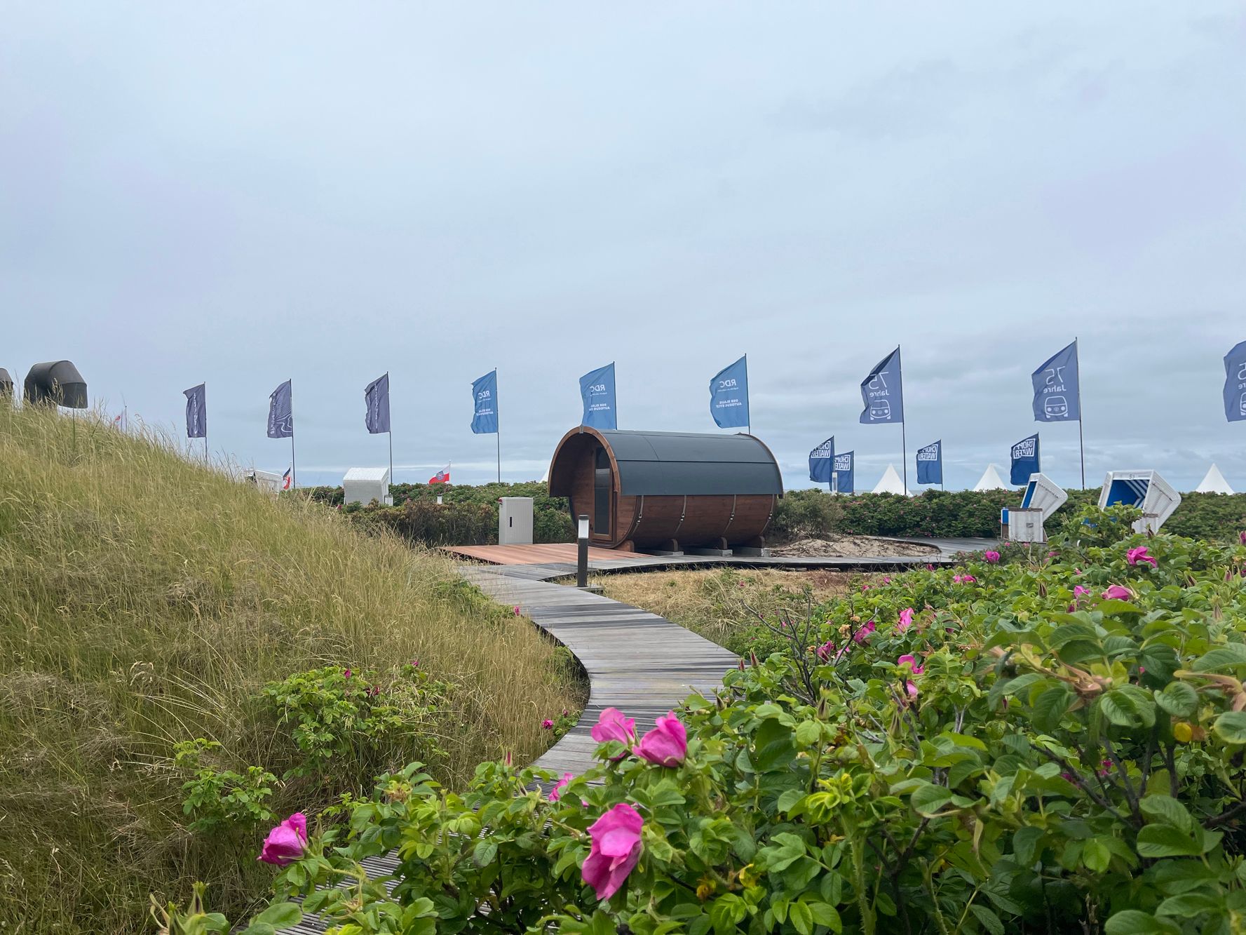 Blick auf die neue Fasssauna im Saunagarten der Sylter Welle