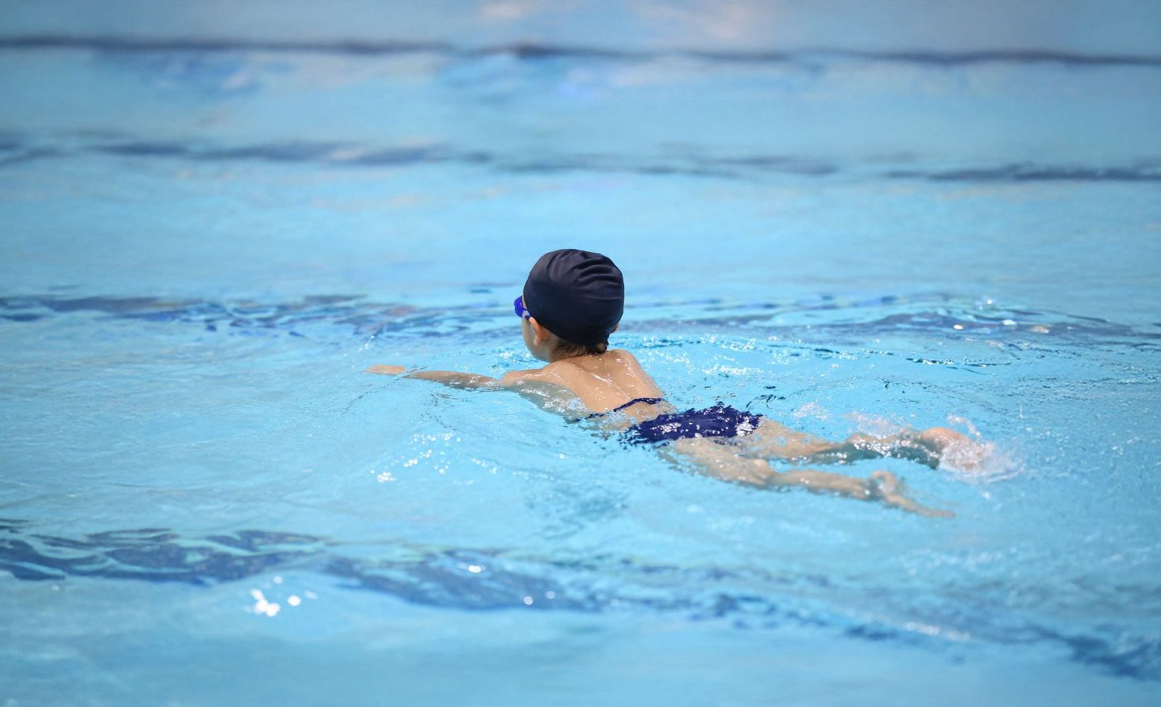 Kind wagt Schwimmversuche in der Sylter Welle