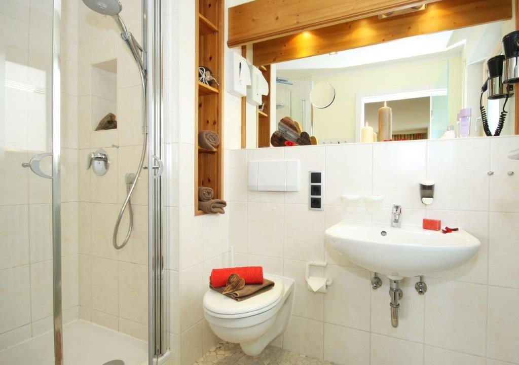 Landhotel Alphorn Doppelzimmer mit Balkon Badezimmer